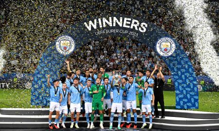 Kyle Walker levantou o troféu do inédito título do Manchester City na Supercopa da Uefa (Aris Messinis/AFP via Getty Images)