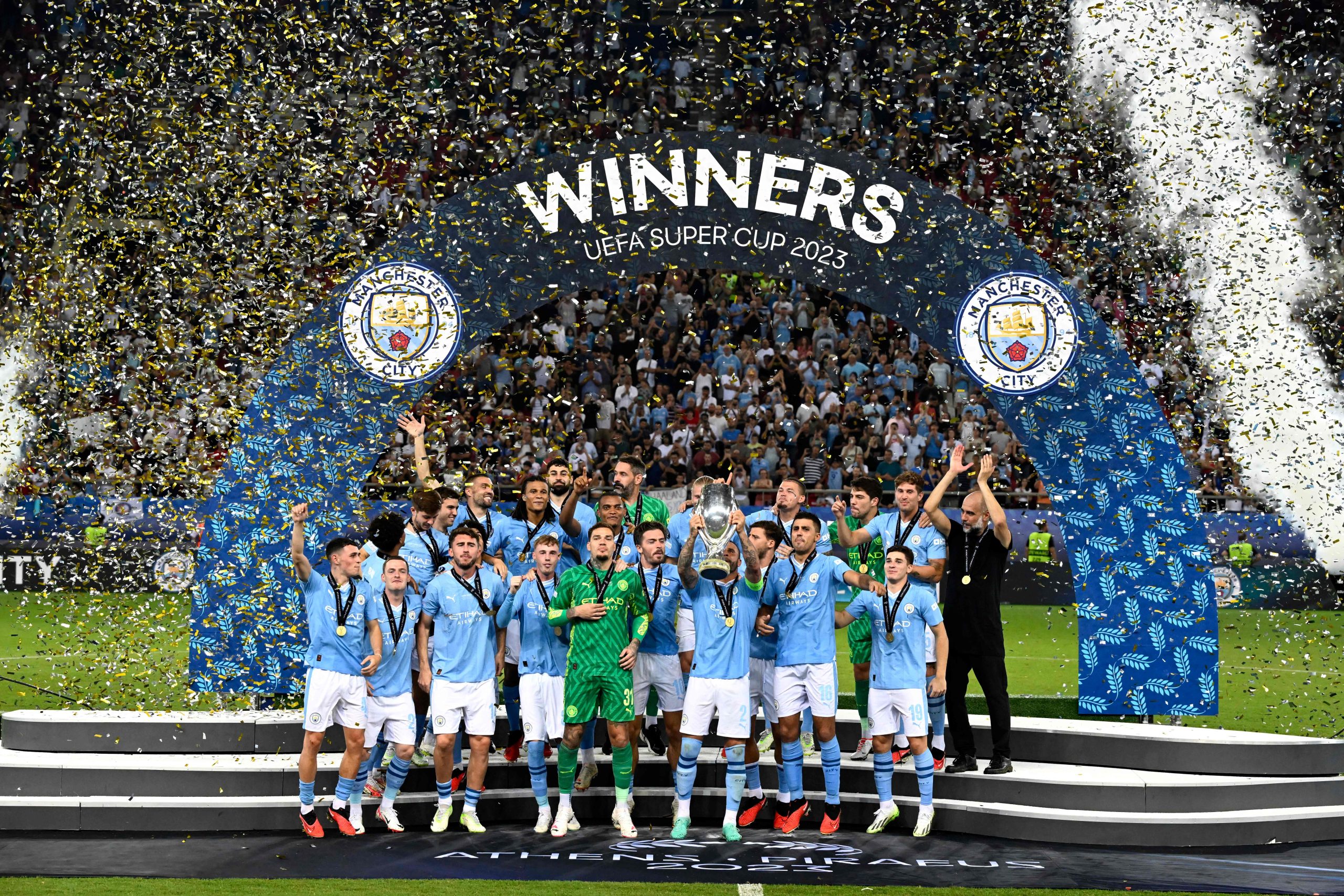 Kyle Walker levantou o troféu do inédito título do Manchester City na Supercopa da Uefa (Aris Messinis/AFP via Getty Images)
