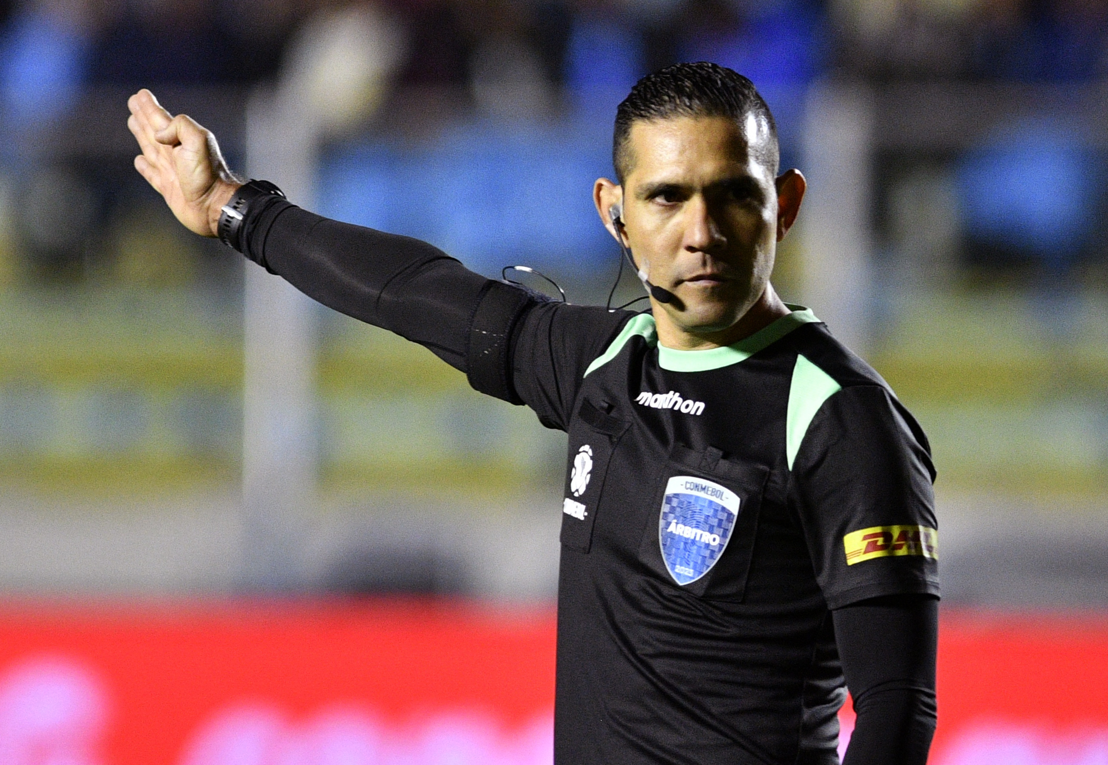 Árbitro Guillermo Guerrero em Bolívar x Athletico - (Foto: AIZAR RALDES/AFP via Getty Images)