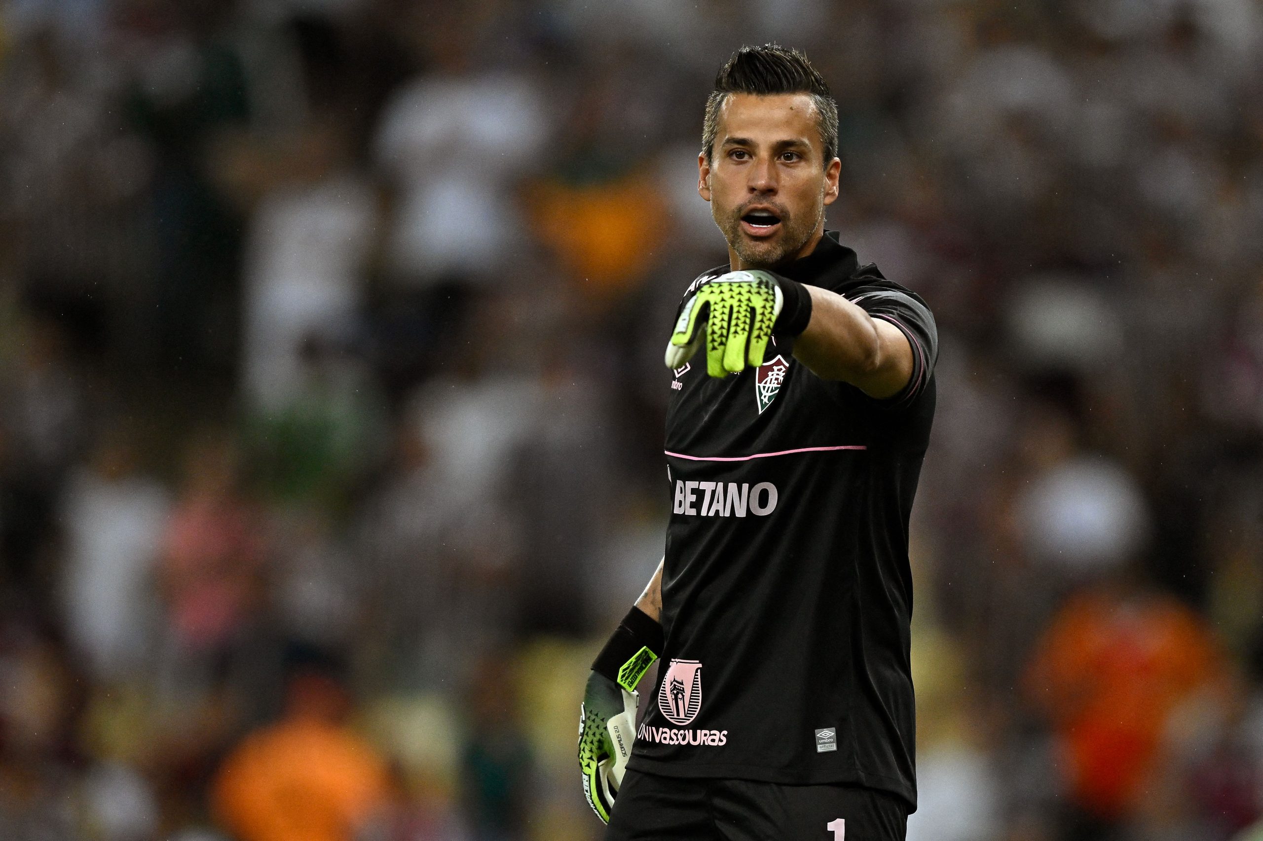 Fábio, do Fluminense, é o goleiro com mais defesas difíceis no Brasileirão