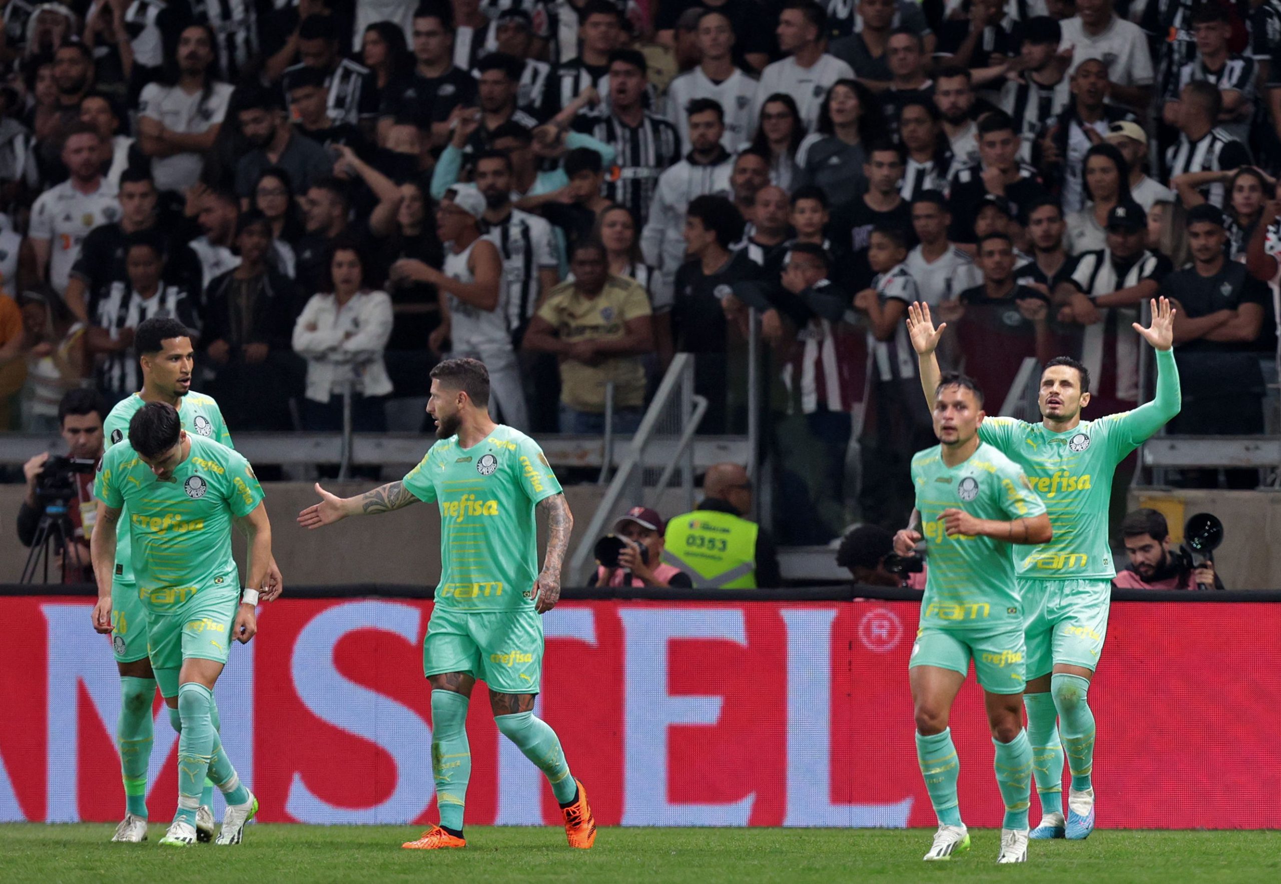Raphael Veiga comemorando o único gol do jogo (Photo by RAFAEL COSTA/AFP via Getty Images)