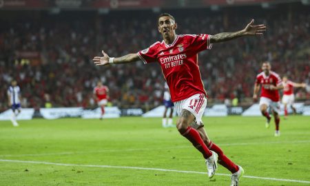 Di María fez o primeiro gol do Benfica no jogo (Foto: CARLOS COSTA/AFP via Getty Images)