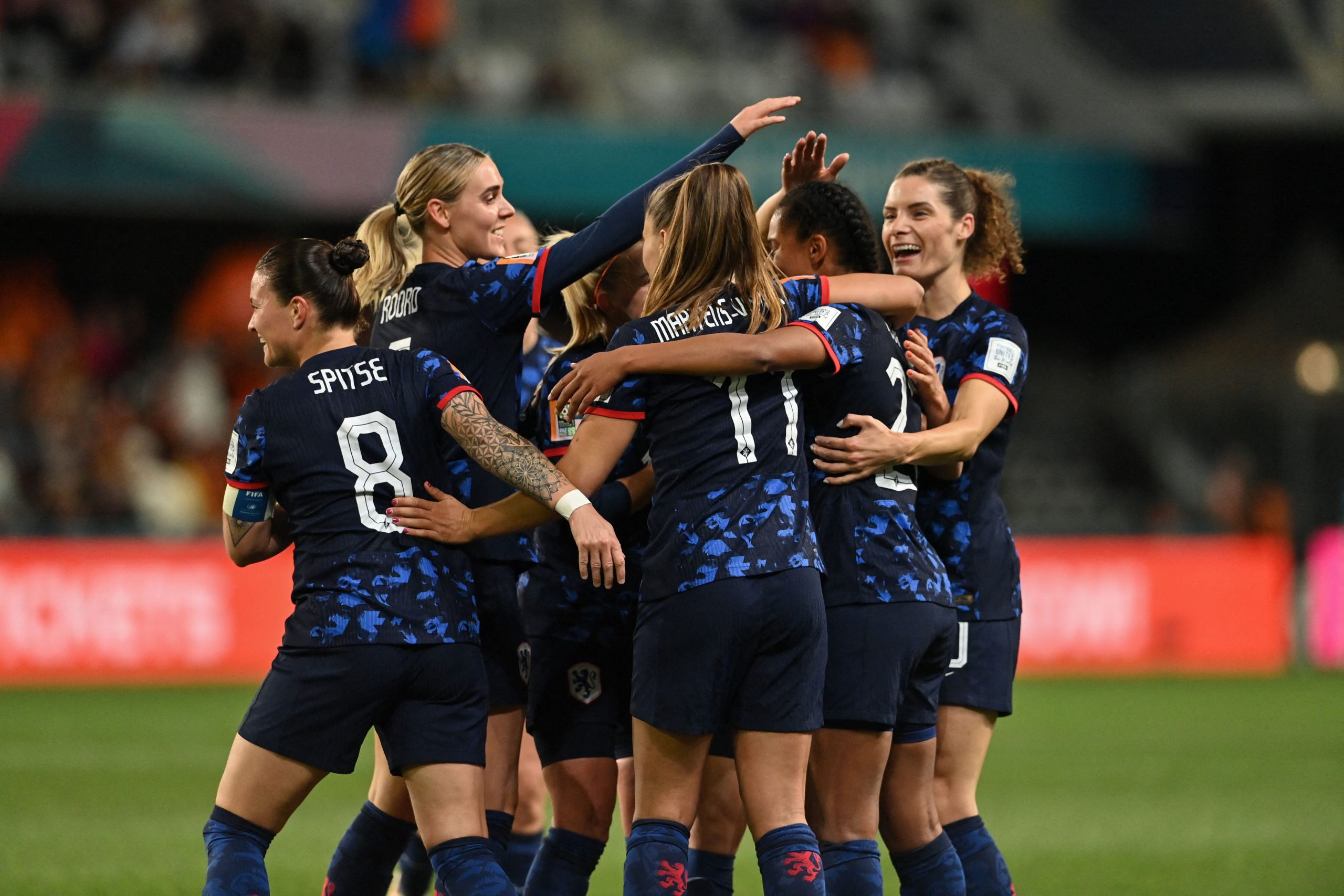 Jogadoras comemoram mais um gol da Holanda (Foto: SANKA VIDANAGAMA/AFP via Getty Images)