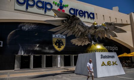Torcedor morreu em frente ao estádio do AEK (Foto: ANGELOS TZORTZINIS/AFP via Getty Images)