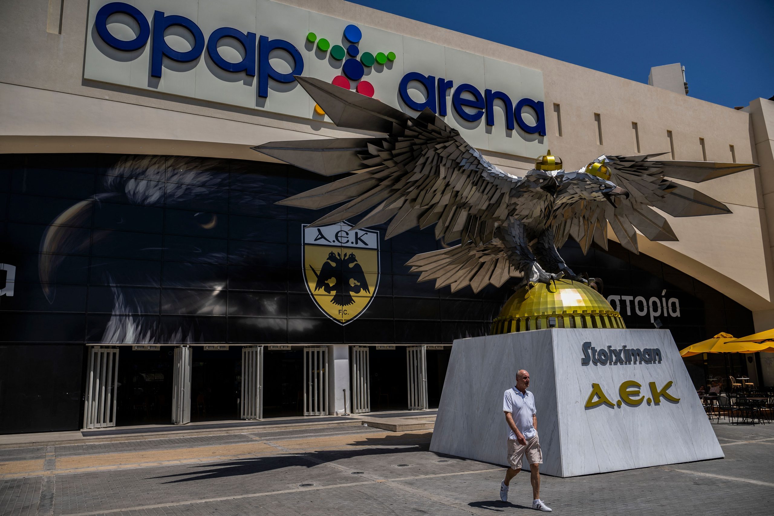 Torcedor morreu em frente ao estádio do AEK (Foto: ANGELOS TZORTZINIS/AFP via Getty Images)