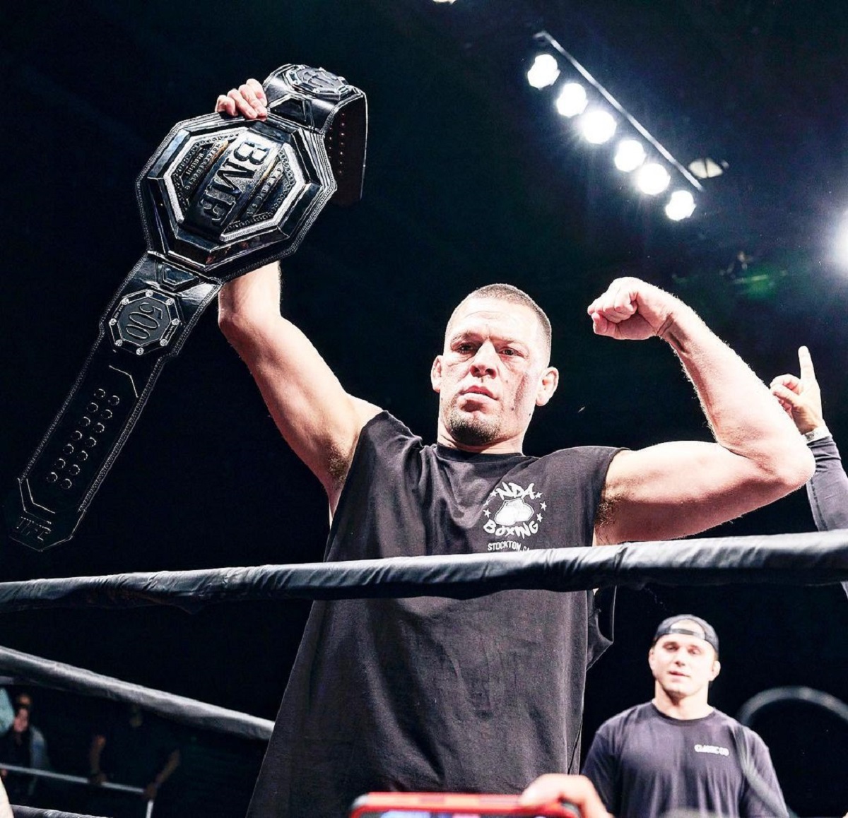 Nate Diaz com o 'BMF Belt' (Foto: Divulgação/Instagram Ofical MVP Promotions)