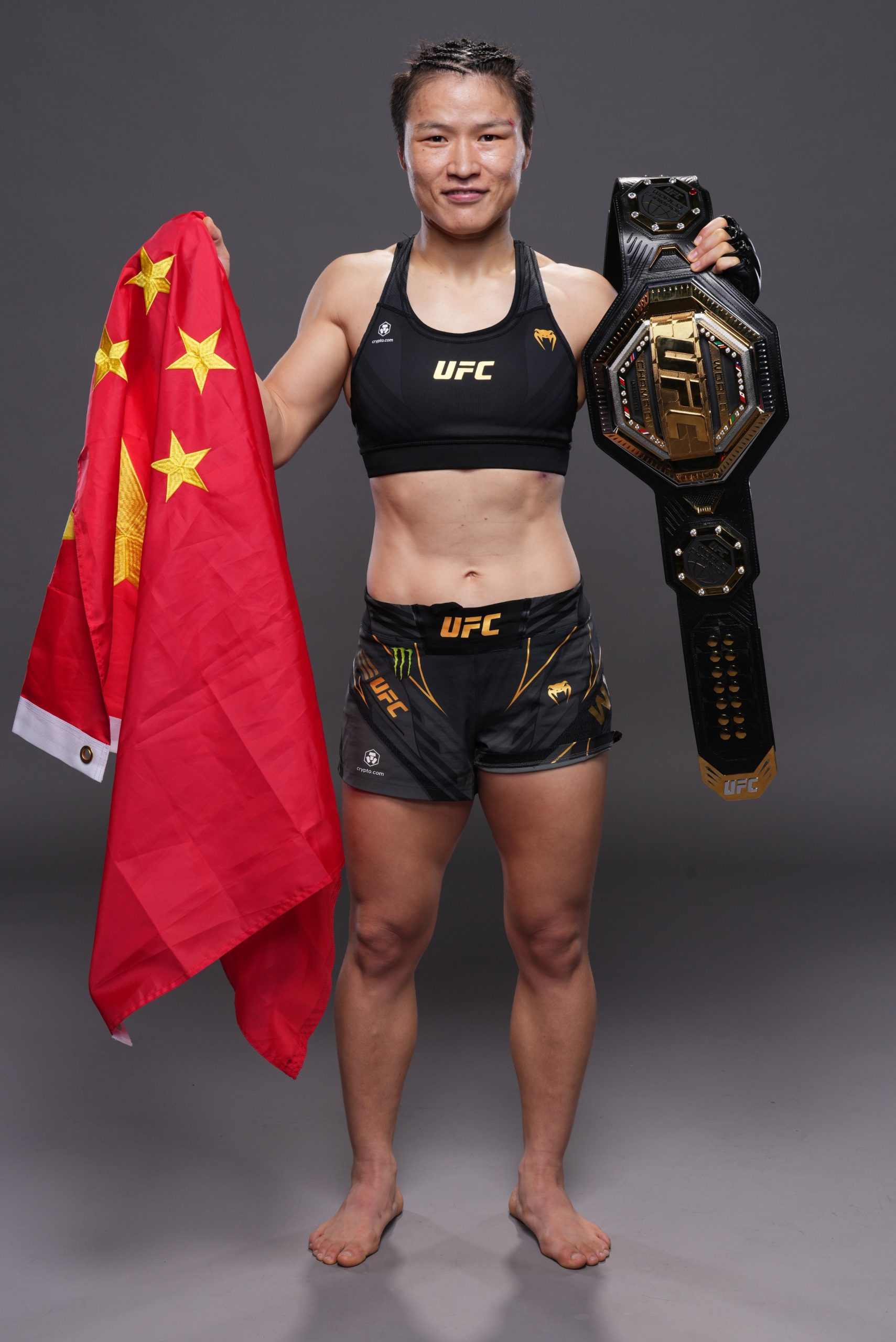 Weili Zhang comemora cinturão (Foto: Divulgação/Twitter Oficial UFC)