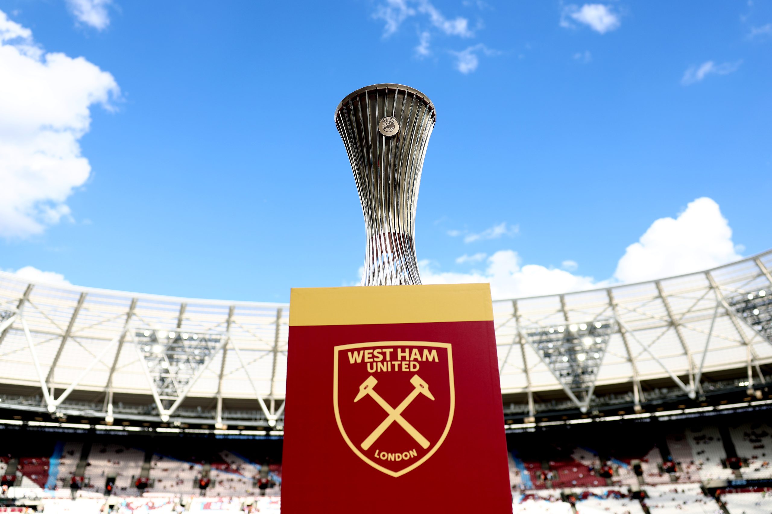 Troféu da Uefa Europa Conference League, conquistado pelo West Ham na última temporada (Clive Rose/Getty Images)