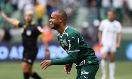 Mayke durante a comemoração de seu gol contra o Goiás no Brasileirão 22. (FOTO: Cesar Greco/Palmeiras)