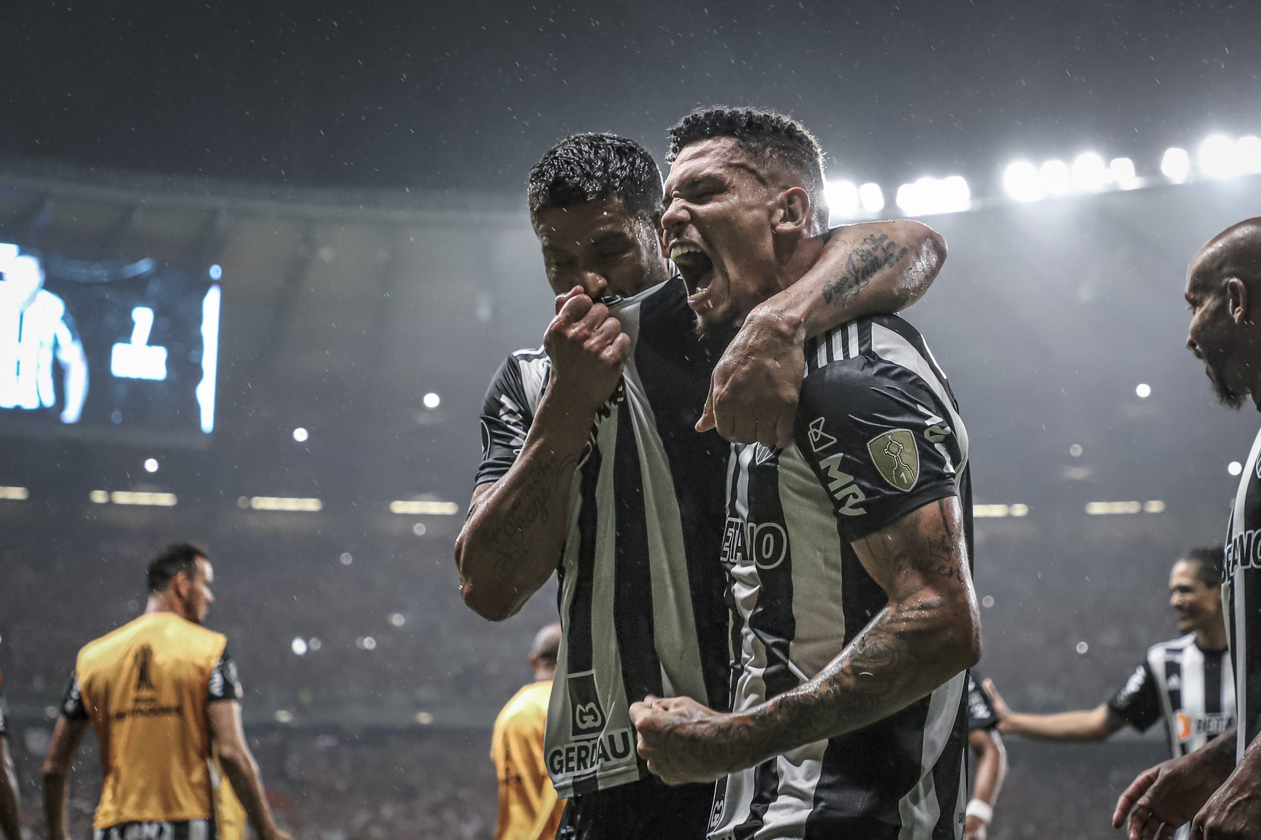 Hulk e Paulinho pelo Atlético-MG