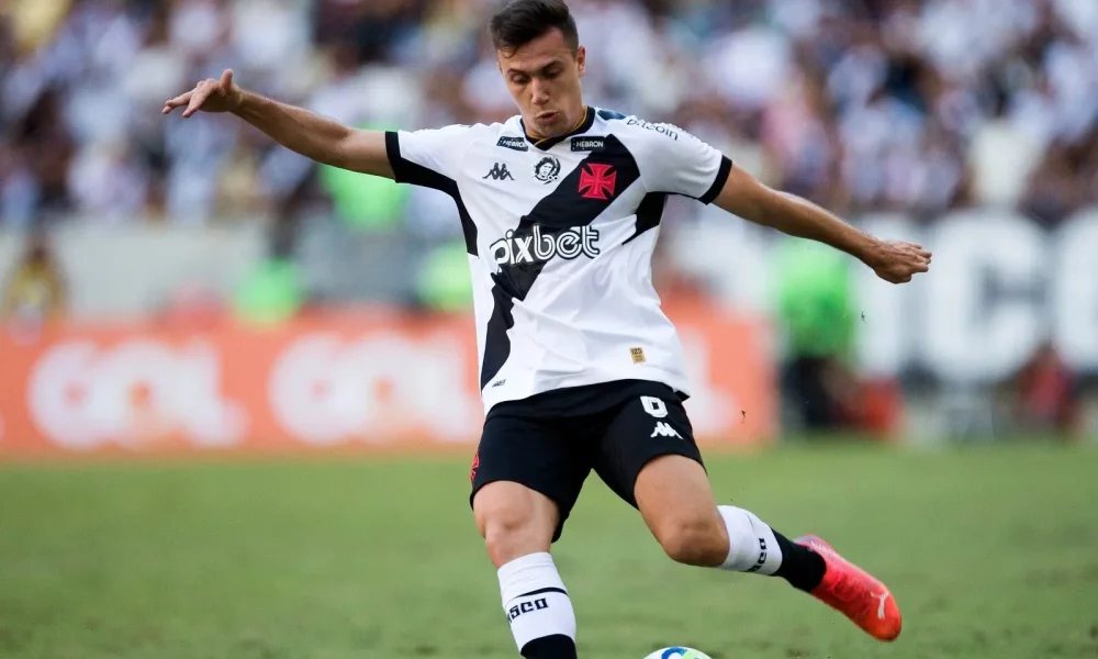 Lucas Piton faz primeiro treino com o elenco do Corinthians após