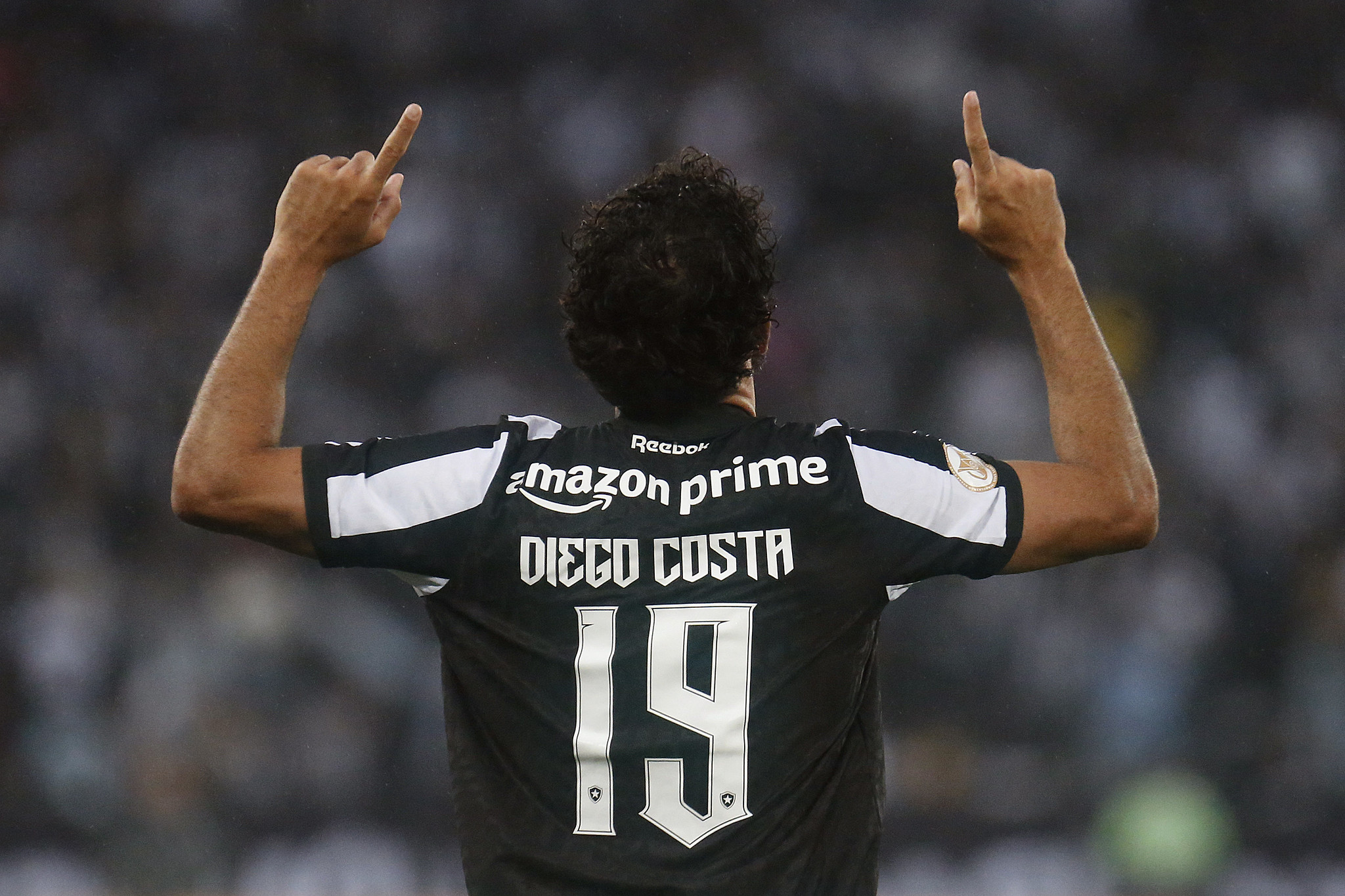 Diego Costa comemorando gol em partida pelo Botafogo. (Foto: Vitor Silva/Botafogo.)