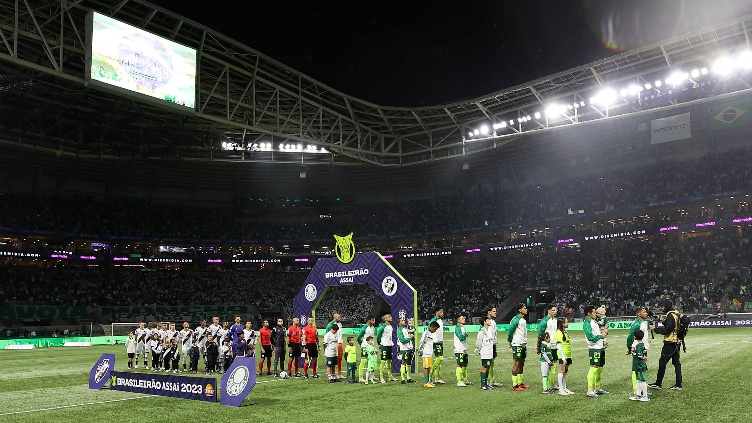 Atletas de Palmeiras e Vasco perfilados para o protocolo de início de partida no Allianz Parque. Foto:César Greco/Palmeiras