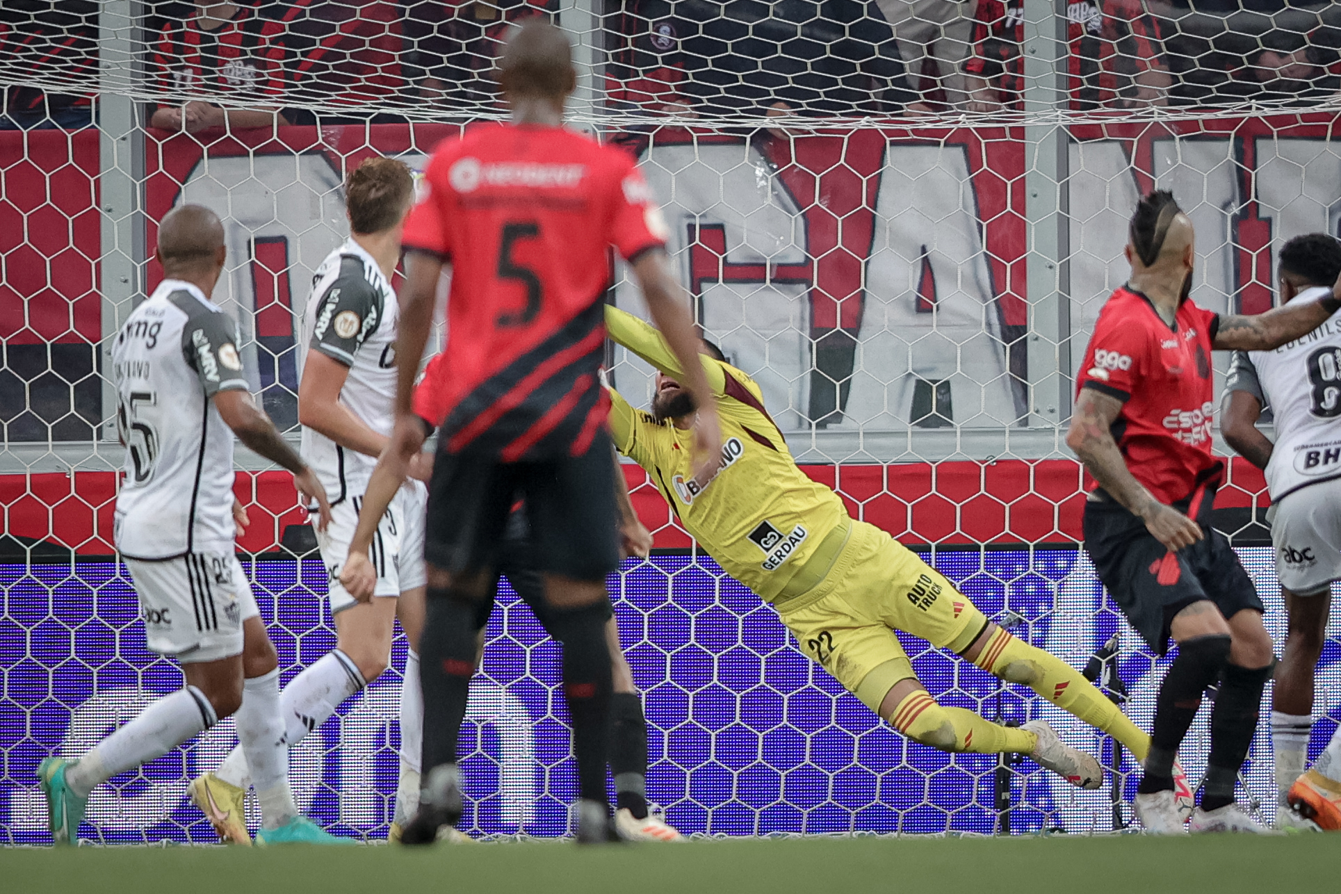 Everson fez ótimas defesas ao longo do jogo (Foto: Pedro Souza / Atlético)