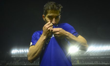 Lucas Silva beijando as cinco estrelas do Cruzeiro após a vitória diante do Santos (Staff Images/Cruzeiro)