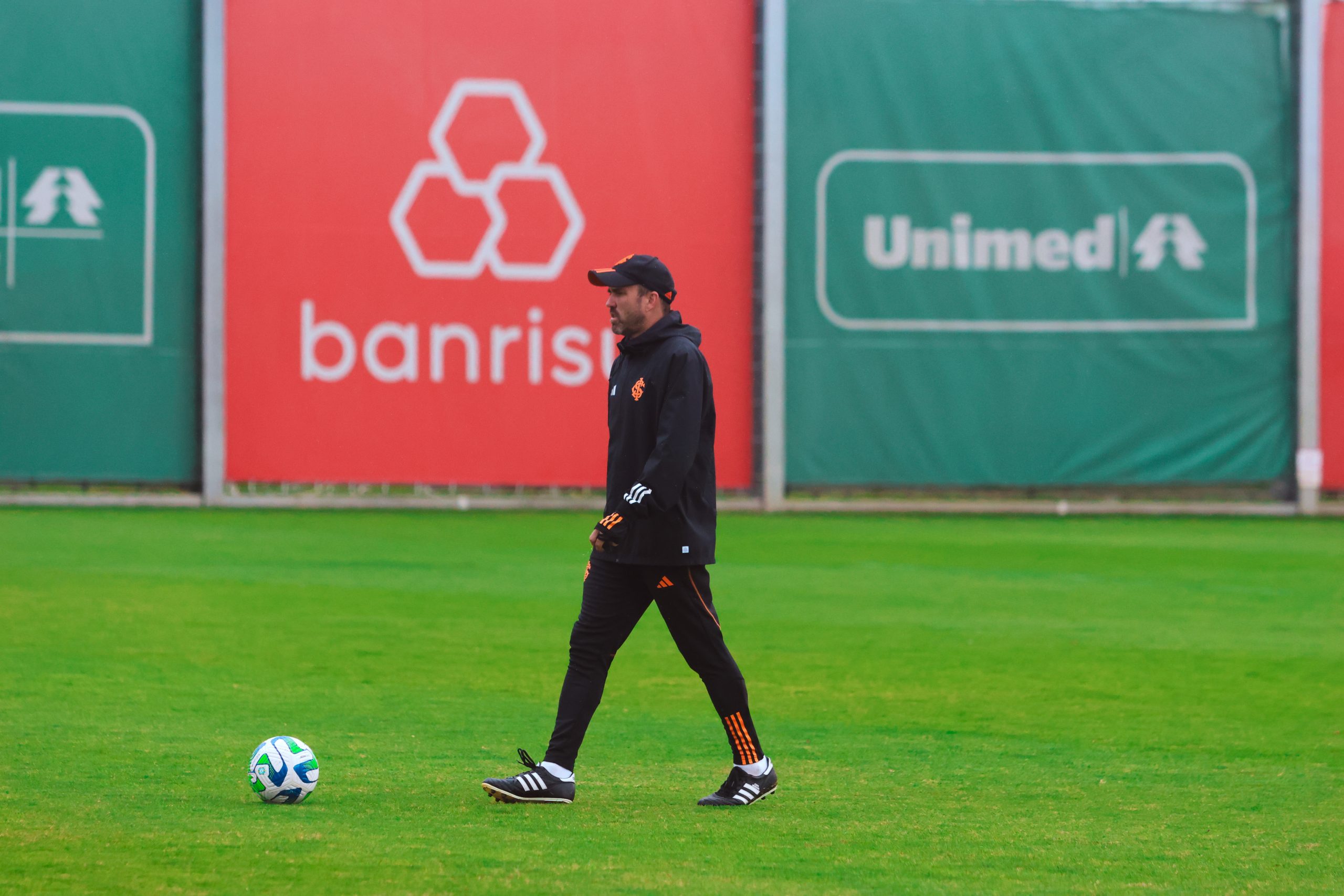 Eduardo Coudet em treino do Inter - (Foto Ricardo Duarte/Internacional)