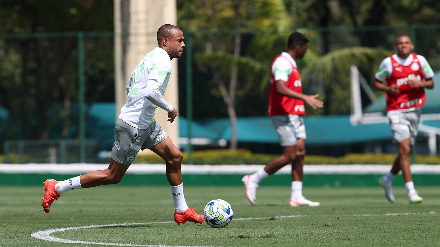 Lateral-direito Mayke durante o treino na manhã desta terça-feira(19). (FOTO: Cesar Greco/Palmeiras).