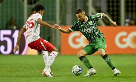 Jogadores de América e Bragantino em confronto pelo Brasileirão (Foto: Mourão Panda/América)