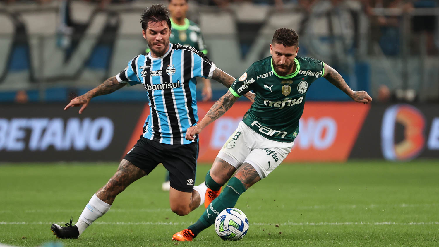 Zé Rafael em disputa de bola durante a derrota do Palmeiras para o Grêmio. (FOTO: Cesar Greco/Palmeiras).
