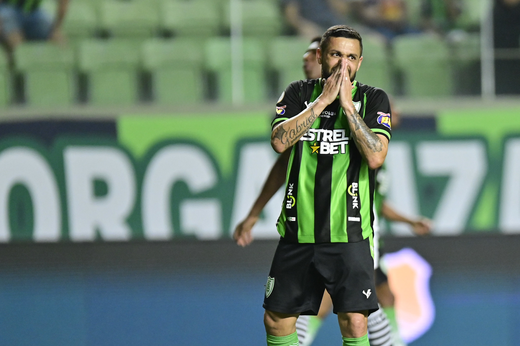 Felipe Azevedo se lamentando em jogo do América (Foto: Mourão Panda/América)