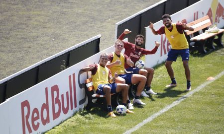 Jogadores do Braga posam para foto em dia de treinamento. (Foto: Ari Ferreira/Red Bull Bragantino)