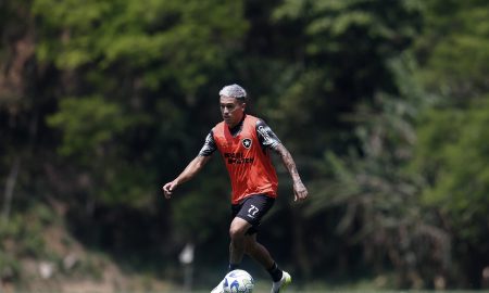 Diego Hernández treina no CT Lonier (Foto: Vítor Silva/Botafogo)