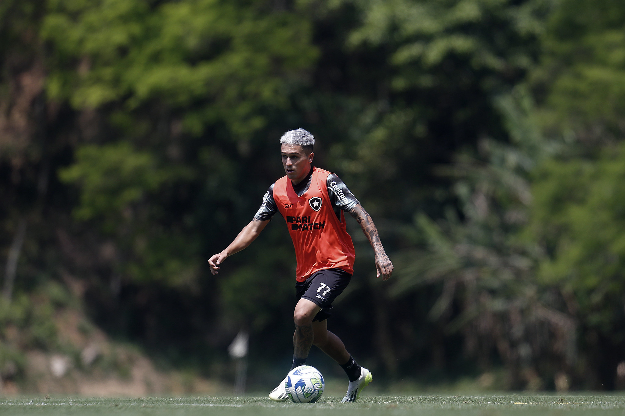 Diego Hernández treina no CT Lonier (Foto: Vítor Silva/Botafogo)