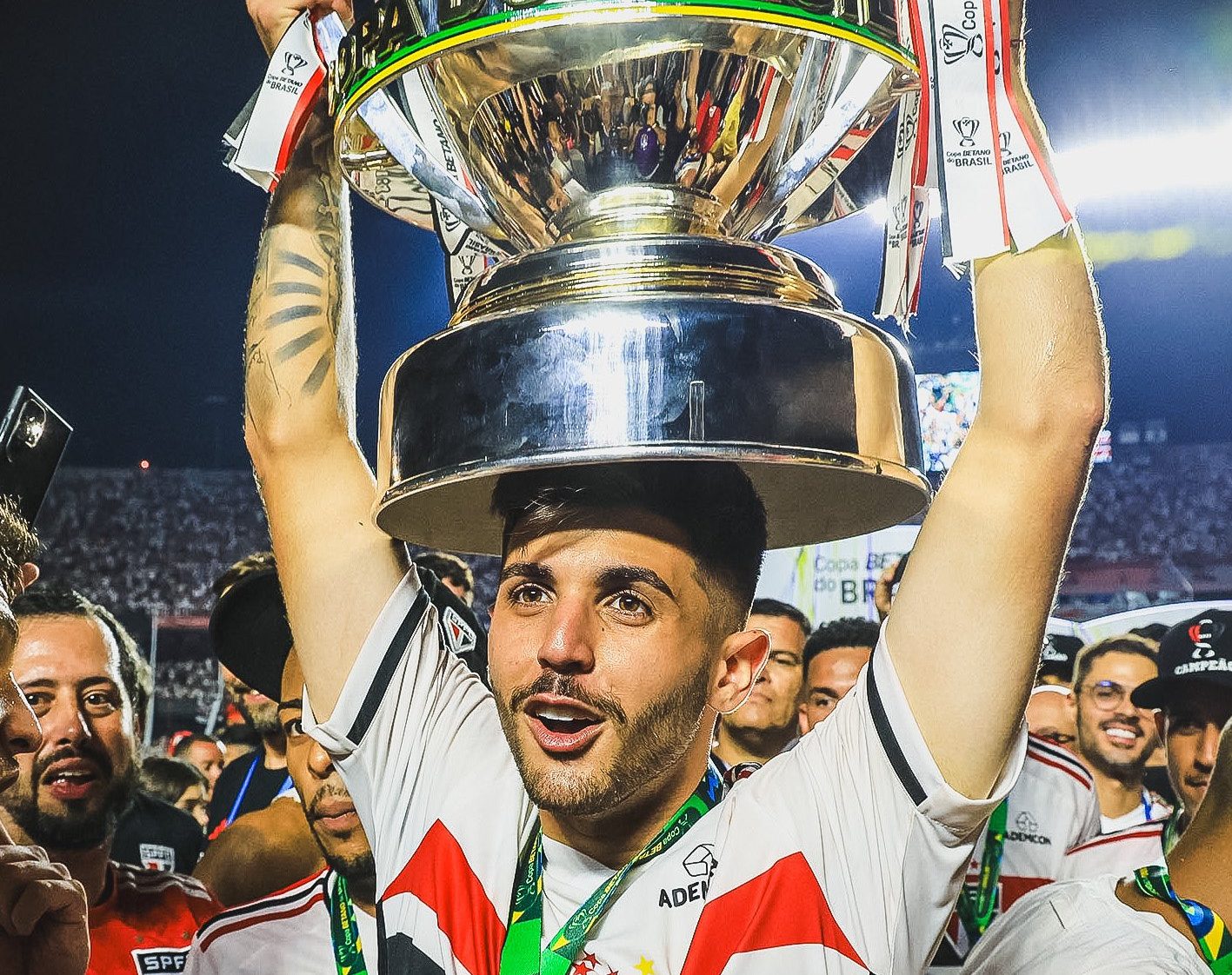 Beraldo comemorando título da Copa do Brasil (Foto: Rubens Chiri/ São Paulo FC