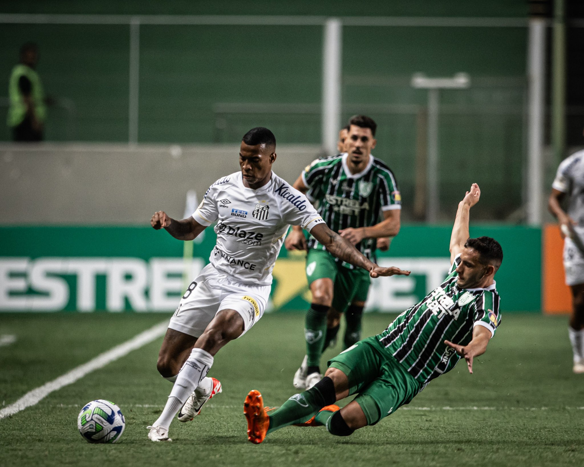 Jean Lucas em ação na partida. (Divulgação/ Santos FC)