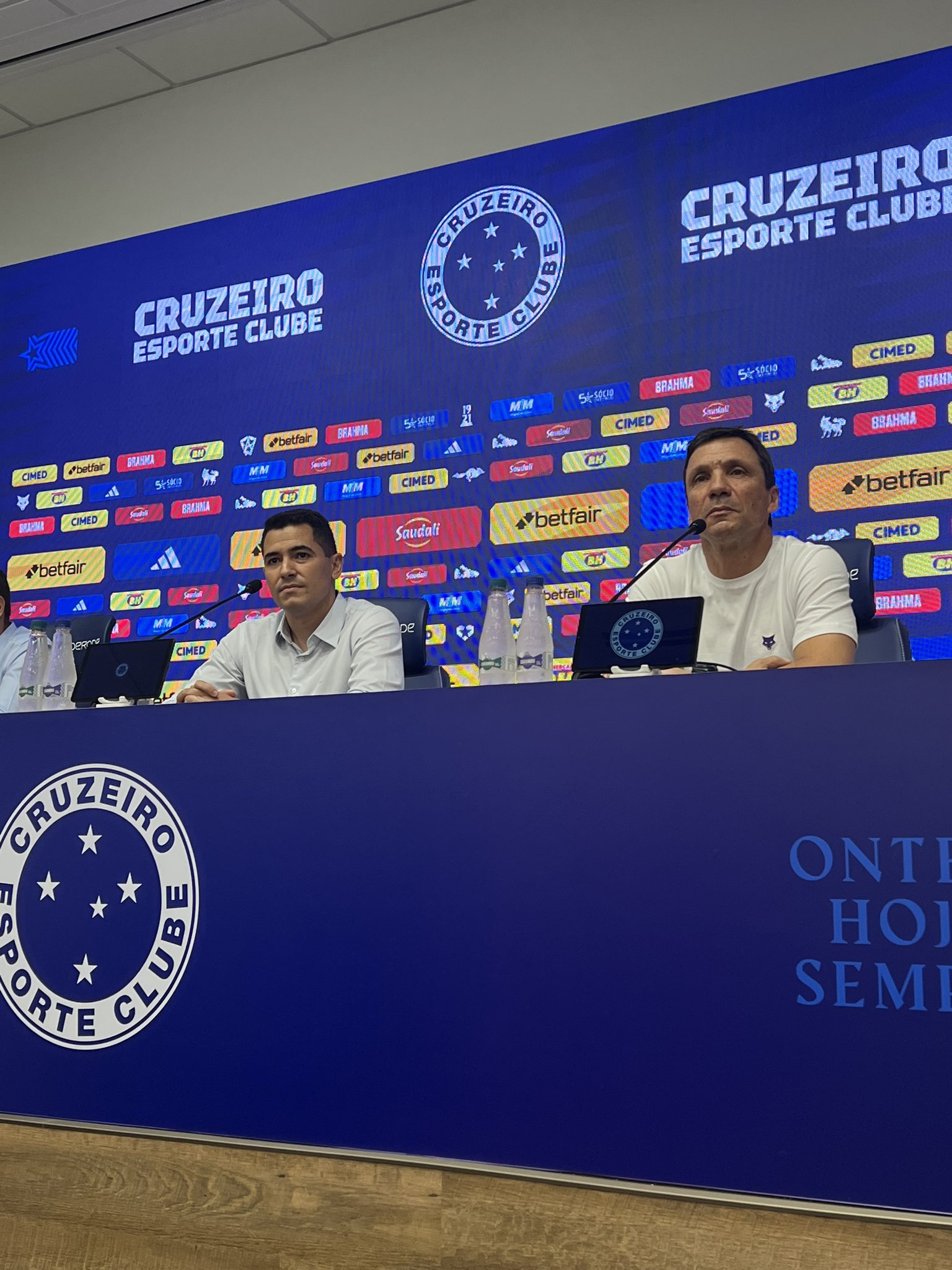 Zé Ricardo foi apresentado pelo Cruzeiro nesta quarta-feira (Foto: Divulgação/CEC)