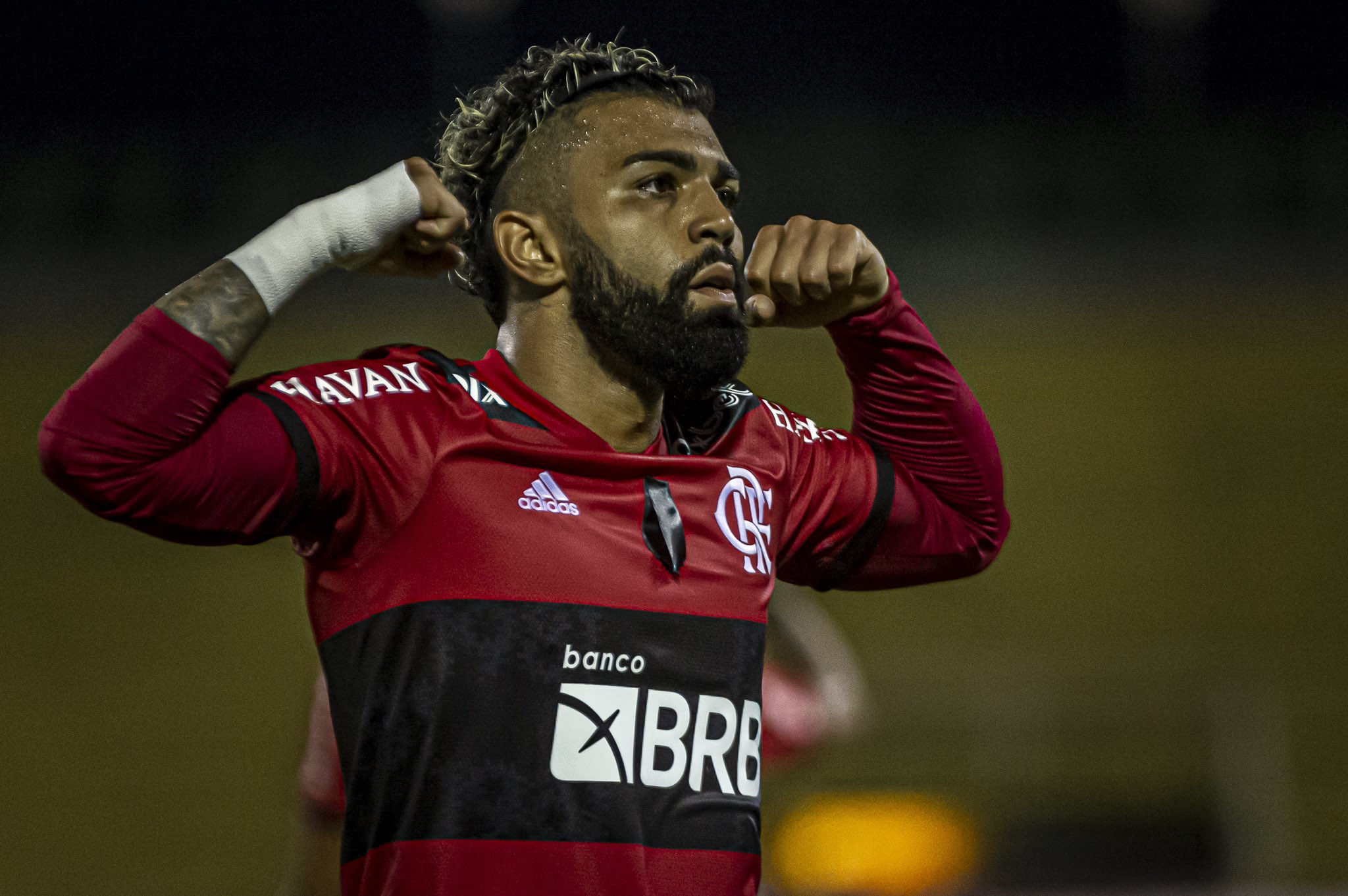 Gabigol vibra com gol marcado fazendo sua tradicional comemoração