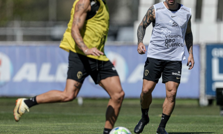 Fagner e Renato Augusto avançam em recuperação e treinam com bola no treino do Corinthians (Foto: Rodrigo Coca/Ag. Corinthians)