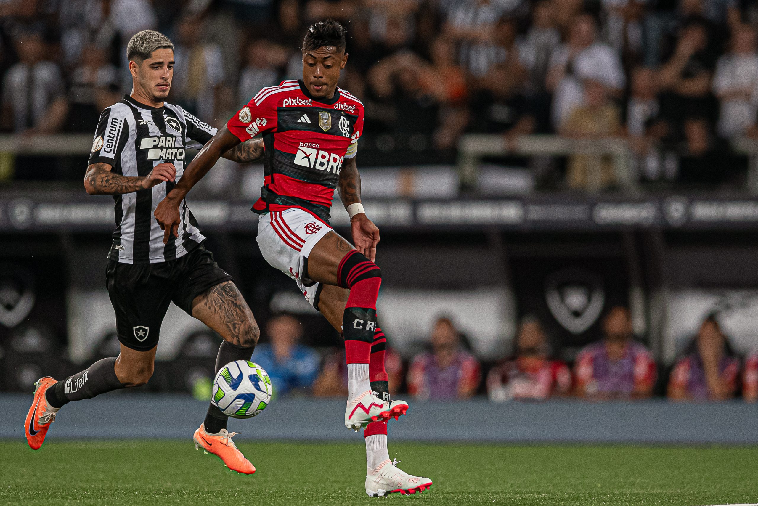 Olympiacos, da Grécia, acena com uma proposta ao jogador do Flamengo, Bruno Henrique. Atleta também é alvo de outros clubes brasileiros (Foto:PaulaReis/Flamengo)