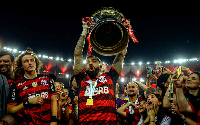 Gabigol com a taça da Copa do Brasil (Foto: Marcelo Cortes/Flamengo)