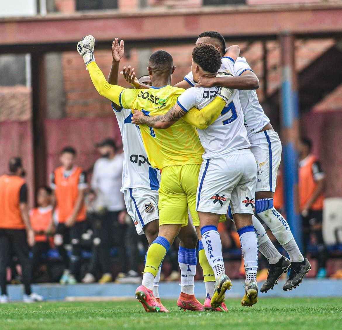 Matheus Novaes comemora gol marcado em vitória do Água Santa sobre o Corinthians