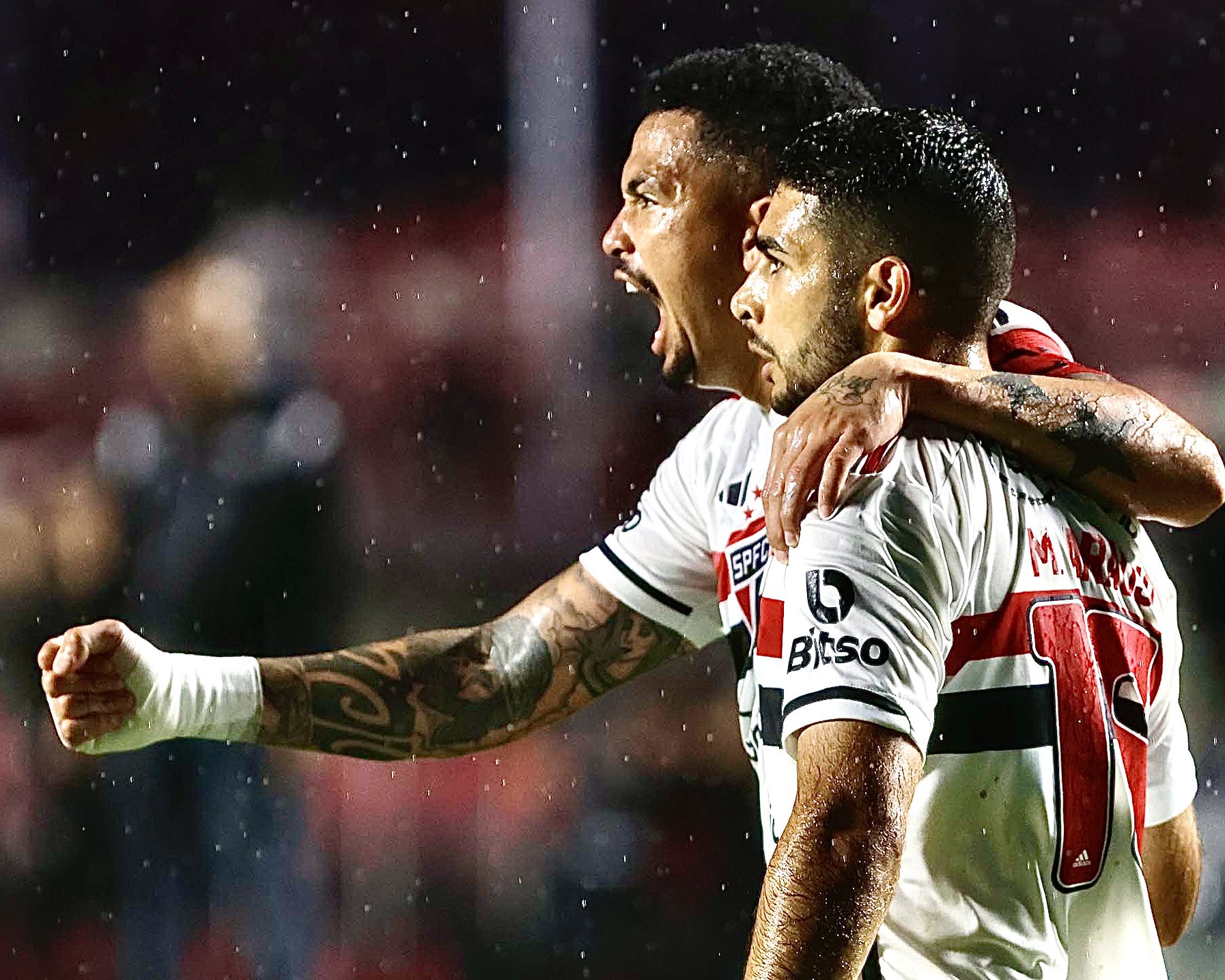 Luciano comemorando seu gol na partida contra o Coritiba (Foto: sãopaulofc)