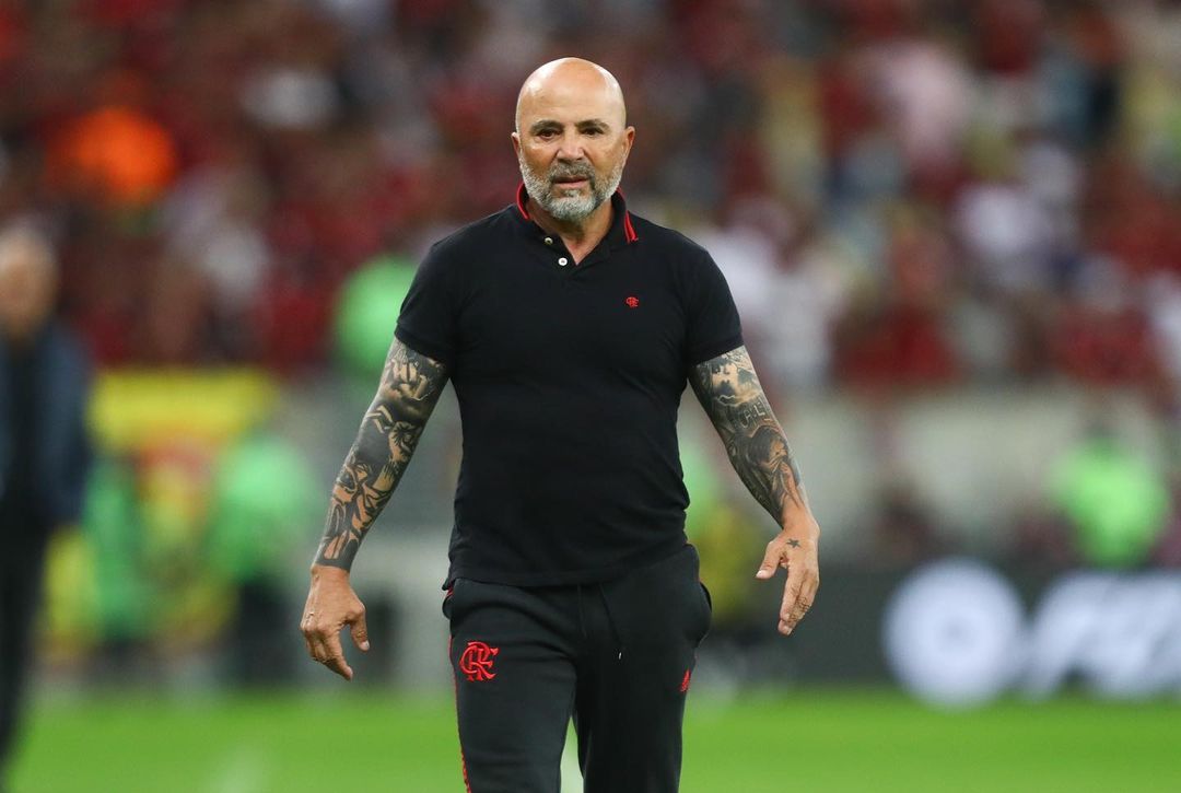 O Flamengo perdeu para o Athletico-PR em confronto realizado nesta quarta-feira (13). A partir da má escalação de Sampaoli o time começou mal e agora ganha.