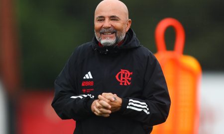 O treinador do Flamengo, Sampaoli, foi punido nesta segunda-feira (11) pela Conmebol em uma multa de R$ 98 mil e um jogo de suspensão.