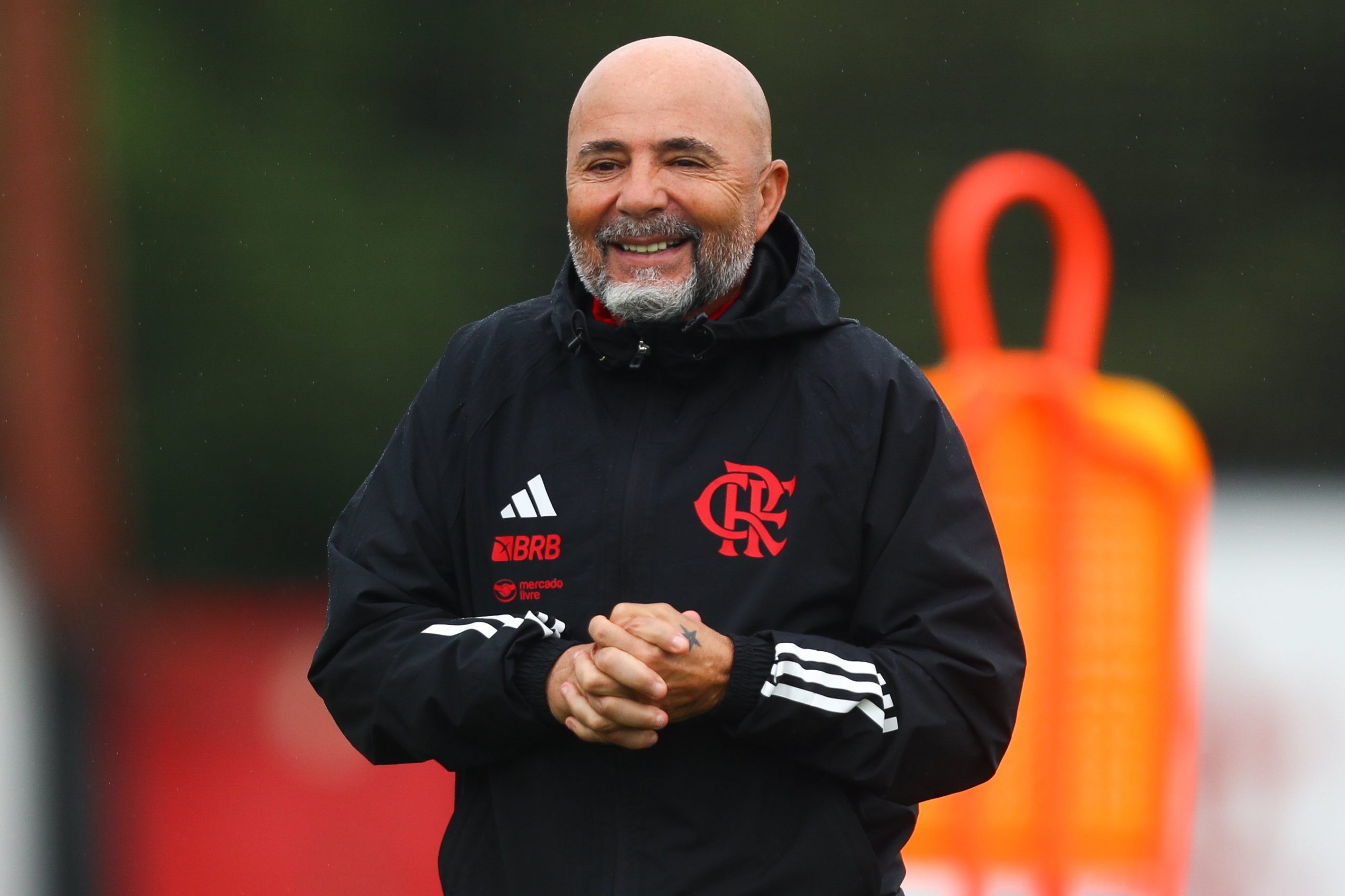 O treinador do Flamengo, Sampaoli, foi punido nesta segunda-feira (11) pela Conmebol em uma multa de R$ 98 mil e um jogo de suspensão.