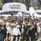 Elenco do São Paulo levantando o título da Copa do Brasil (Foto: saopaulofc)