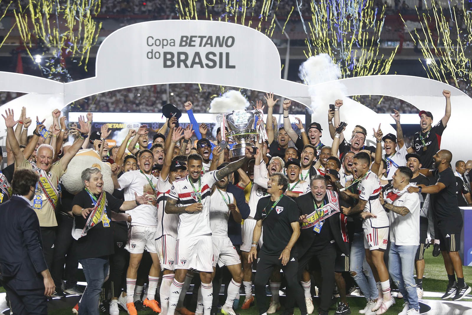 Elenco do São Paulo levantando o título da Copa do Brasil (Foto: saopaulofc)