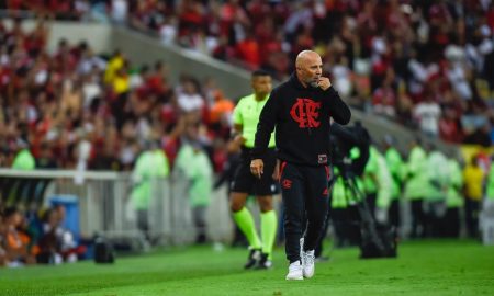 Sampaoli não é mais treinador do Flamengo. Clube deve sentar para conversar com o treinador ainda nesta quinta-feira (28).