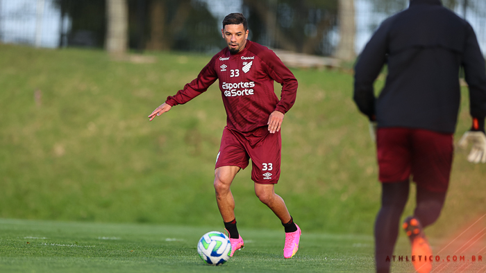 Bruno Peres em treino pelo Atheltico - (Foto: José Tramontin/Athletico)