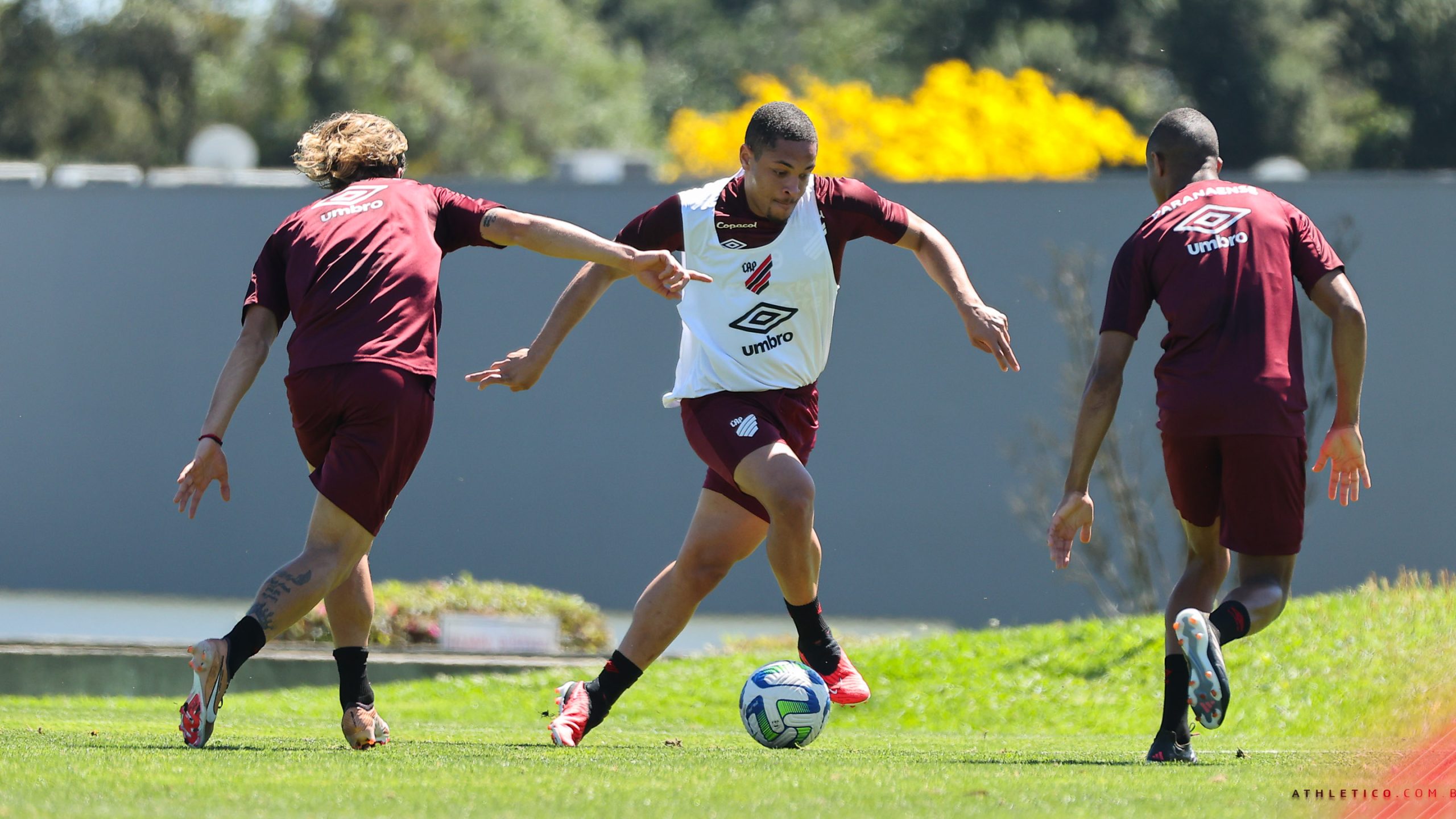 Vitor Roque em treino do Athletico - (Foto: José Tramontin/Athletico)