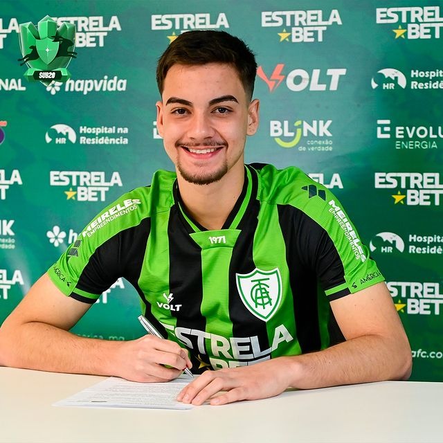 Jogador assinou o seu primeiro contrato profissional (Foto: Divulgação/América)
