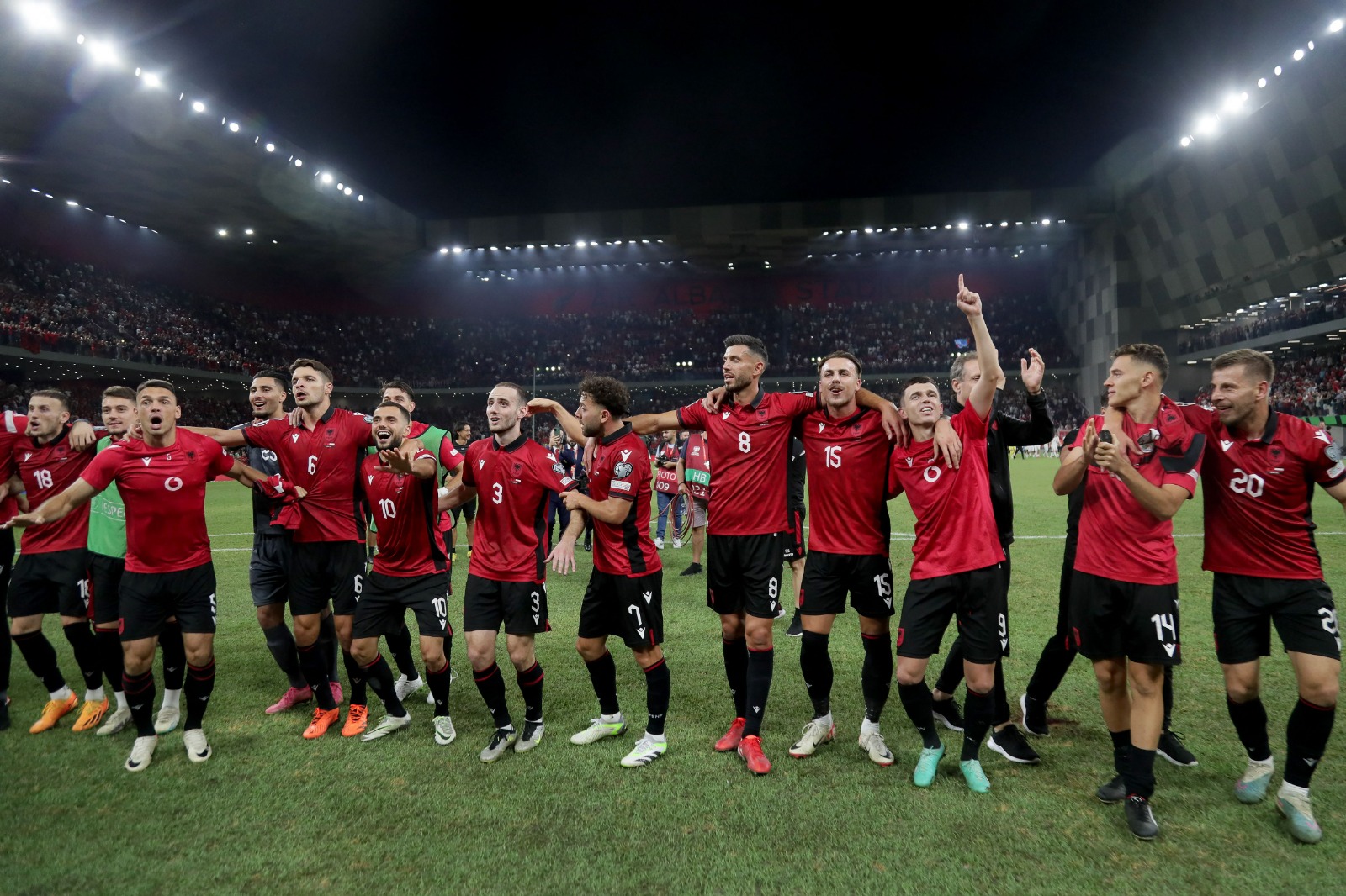 Vitória veio com dois belos gols e com um Lewandowski ofuscado( Foto de ADNAN BECI/AFP via Getty Images)