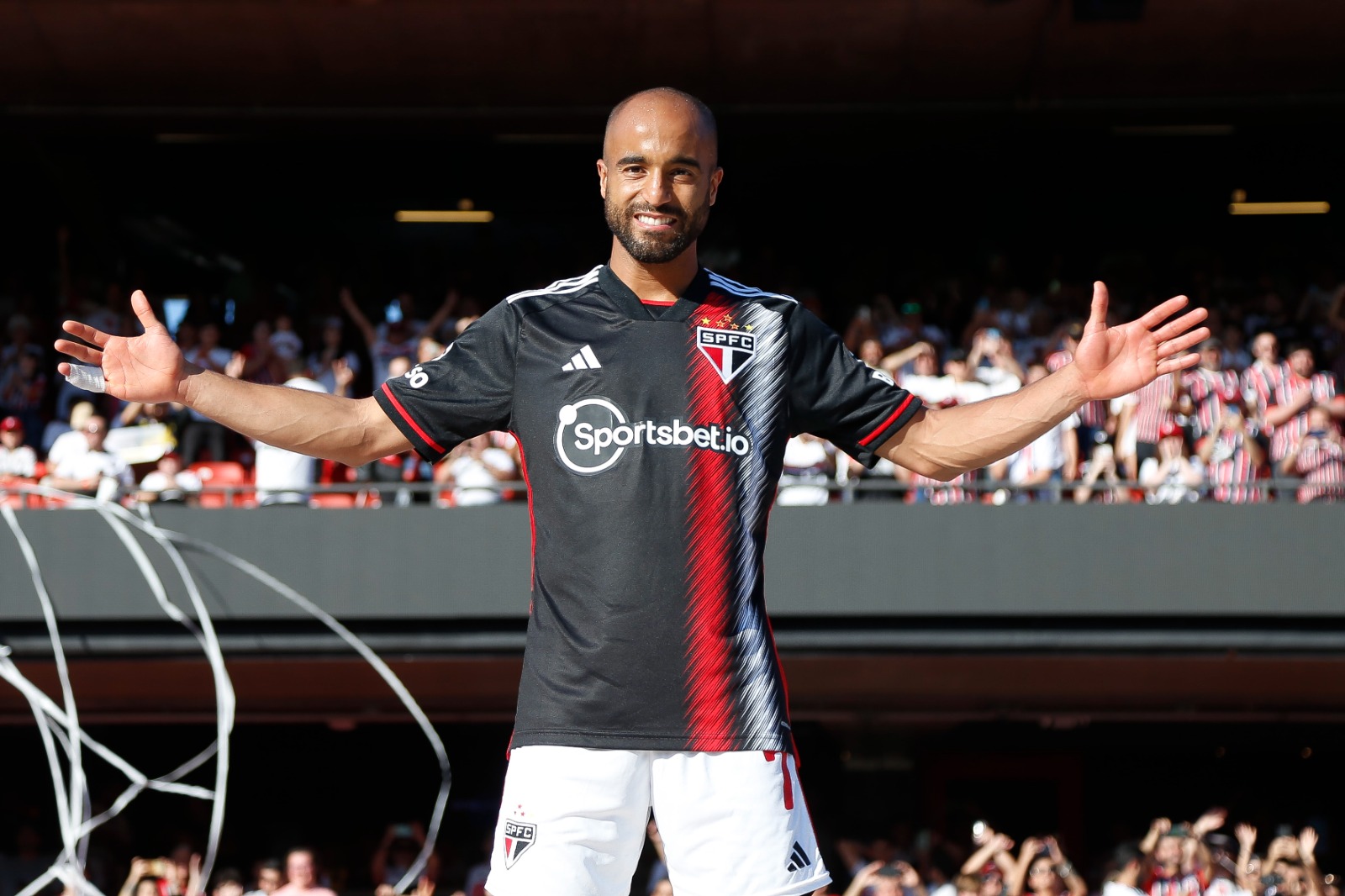 Lucas Moura sendo apresentado (Foto: Miguel Schincariol/Getty Images)