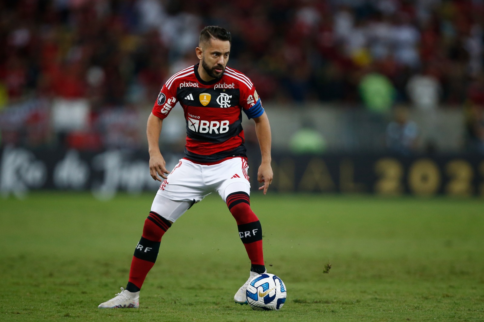 Everton Ribeiro ainda espera um contato do Flamengo para saber o seu futuro dentro do clube carioca. O staff já teria recebido sondagens de outros times.. (Foto: Wagner Meier/Getty Images)