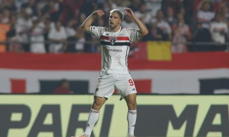 Calleri em uma de suas grandes atuações comemorando seu gol contra o Corinthians (Foto: Miguel Schincariol/Getty Images)