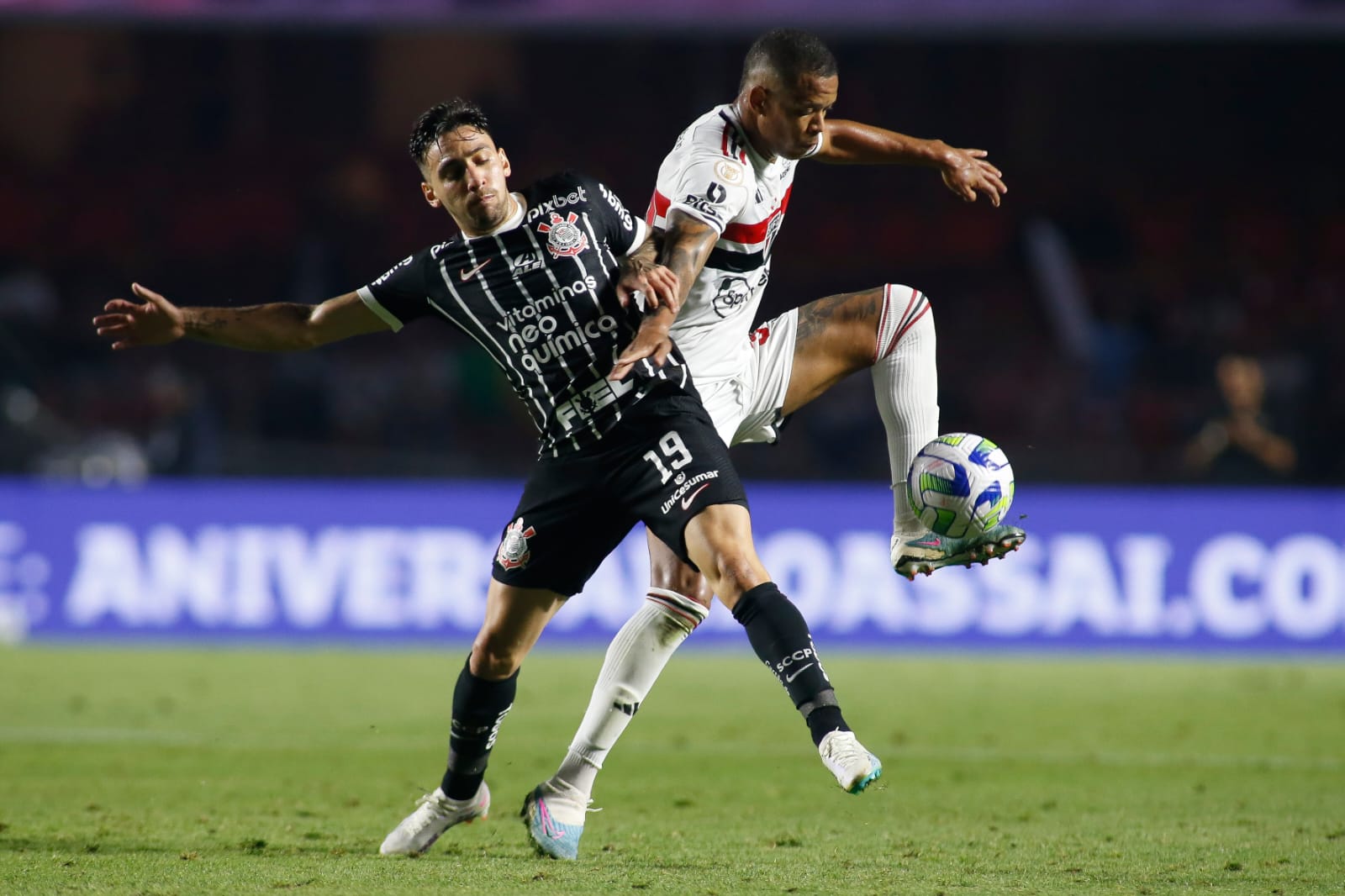 O Corinthians entrou em campo diante do São Paulo, no Morumbi, em confronto válido pela rodada 25 do Campeonato Brasileiro e foi derrotado pelo placar de 2 a 1. O gol do Timão foi marcado por Ángel Romero, ainda no início do primeiro tempo. (Photo by Miguel Schincariol/Getty Images)